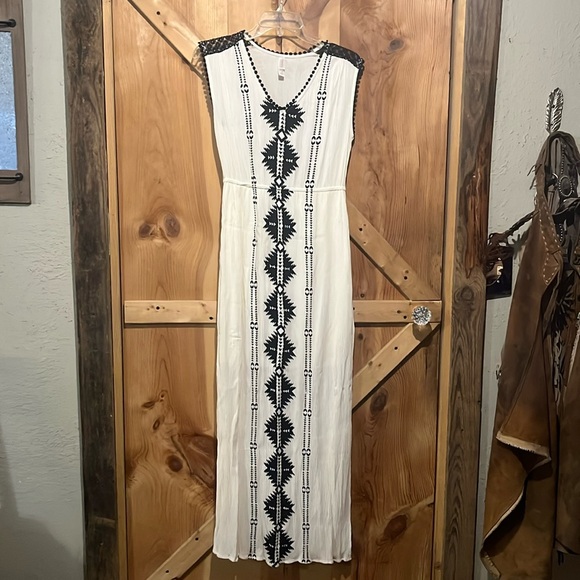 Exhilaration size Medium black and cream maxi sleeveless vee neck dress - Picture 1 of 8